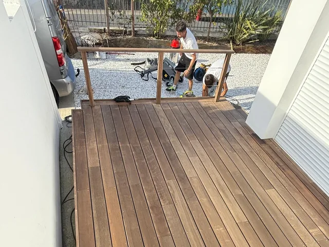Préparation d'un chantier de brossage à sec : matériel et aspiration installés au pied d'une maison